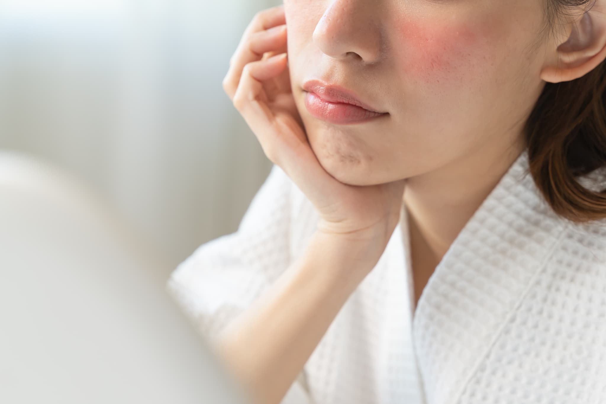 腕や足の白い斑点は病気？老人性白斑の画像特徴と原因・見分け方を徹底解説(02)