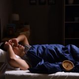 睡眠障害「中途覚醒」の原因と対策｜再入眠のコツと受診の目安まで解説