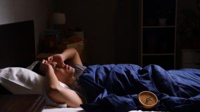 睡眠障害「中途覚醒」の原因と対策｜再入眠のコツと受診の目安まで解説
