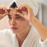 おでこのシワ、若いのになぜ？原因別セルフチェックと10代・20代からの本気の改善法