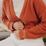 便失禁はストレスが原因？急な便漏れを招く「脳腸相関」の仕組みと、年代別の対策・受診ガイド