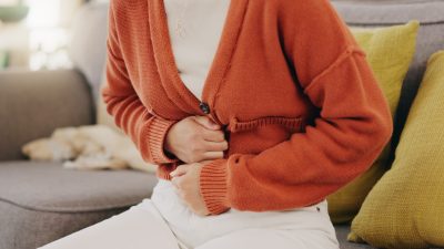 便失禁はストレスが原因？急な便漏れを招く「脳腸相関」の仕組みと、年代別の対策・受診ガイド