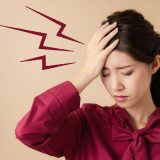 40代の生理中に頭痛はなぜひどくなる？更年期との関係と今すぐできる対処法