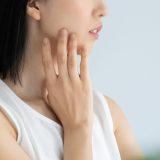【大人の顔だけ蕁麻疹】突然の赤み・腫れはストレス？原因と正しい対処法を徹底網羅