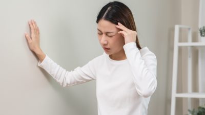 起立性低血圧は病院に行くべき？受診の目安と正しい何科の選び方【大人・子供別】