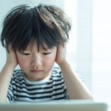 子供の頭痛は何科を受診？判断基準と「危険なサイン」を徹底解説