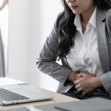 生理痛がいつもより痛いのはなぜ？危険な病気のサインと受診目安・即効対処法を解説