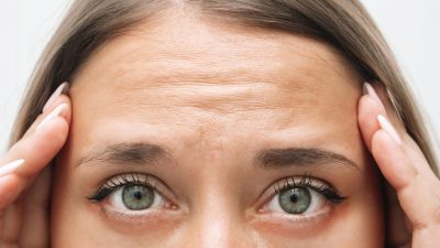 おでこのシワを改善するには？原因別の効果的なセルフケアと美容医療の選び方