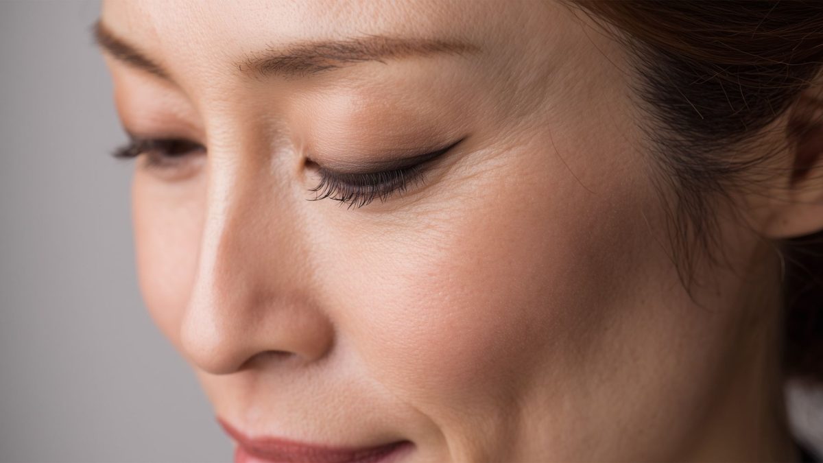 若いのに目尻のシワができるのはなぜ？スマホ世代特有の原因と「消えるシワ」のケア方法