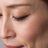 若いのに目尻のシワができるのはなぜ？スマホ世代特有の原因と「消えるシワ」のケア方法