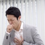 花粉症で咳が止まらないのはなぜ？危険な「咳喘息」のサインと今すぐできる対処法