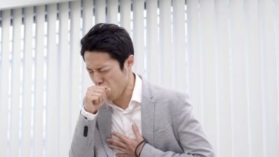 花粉症で咳が止まらないのはなぜ？危険な「咳喘息」のサインと今すぐできる対処法