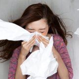 花粉症で寝れない夜の対処法7選｜鼻づまり解消の寝姿勢・ツボ・市販薬を徹底解説