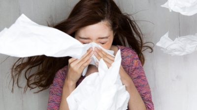 花粉症で寝れない夜の対処法7選｜鼻づまり解消の寝姿勢・ツボ・市販薬を徹底解説