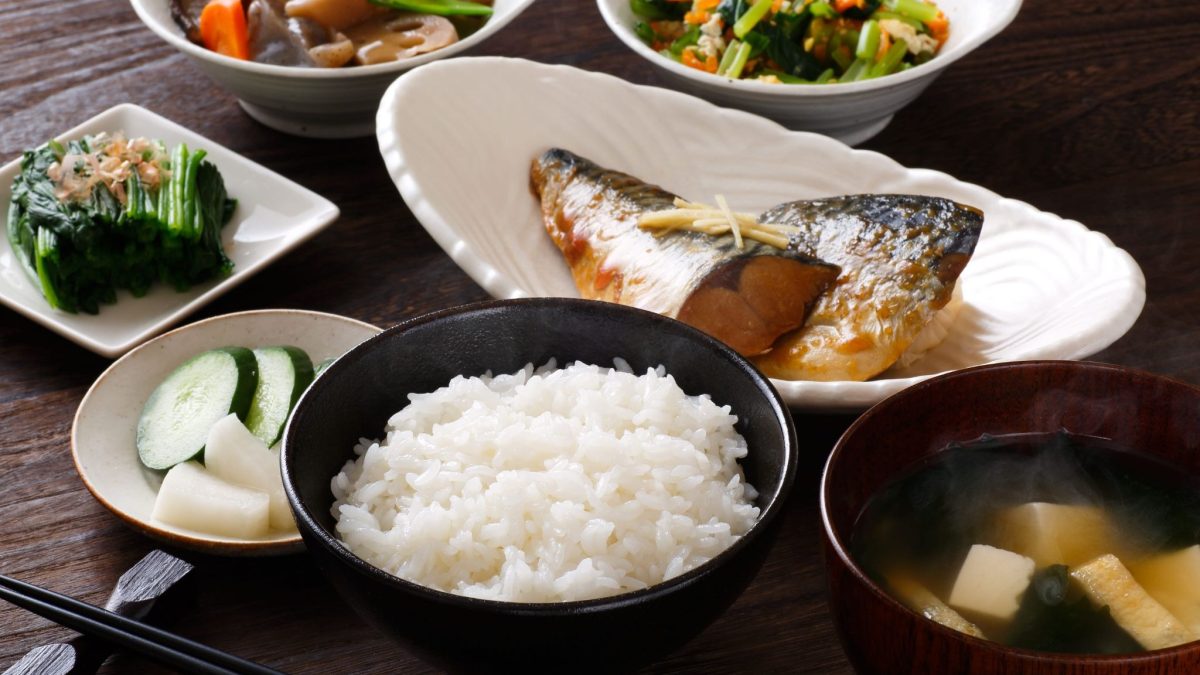 【認知症予防×食べ物】脳を守る食事とは？効果的な食材7選と避けるべき食習慣を徹底解説