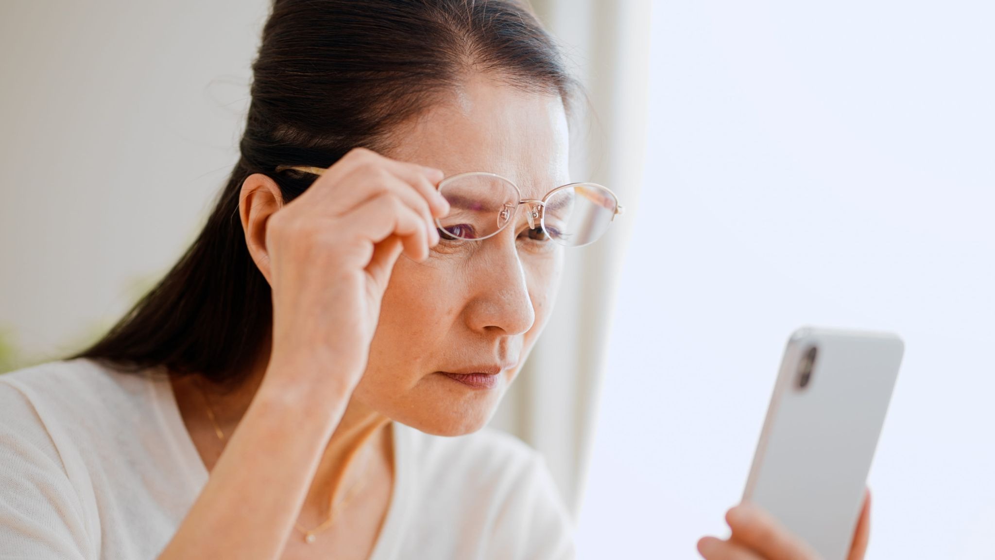 眼圧が上がる原因と緑内障リスクの真相！正常値の基準やスマホ習慣の落とし穴を徹底解説