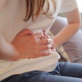 間質性膀胱炎の原因が「不明」と言われる理由と3つの有力なメカニズムを解説