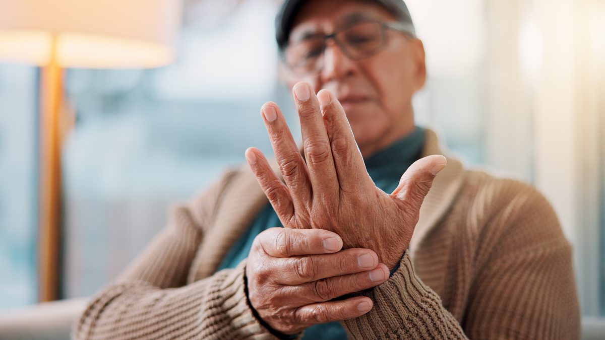 パーキンソン病の初期症状とは？見逃しがちなサインと早期発見の重要性