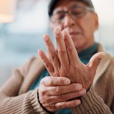 パーキンソン病の初期症状とは？見逃しがちなサインと早期発見の重要性