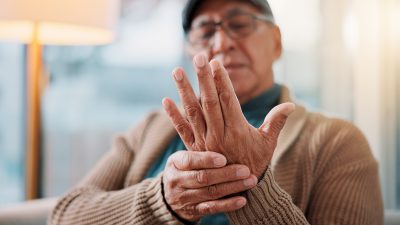 パーキンソン病の初期症状とは？見逃しがちなサインと早期発見の重要性