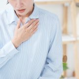 動悸の治し方と落ち着かせ方｜原因や病院へ行くべき危険なサインも解説