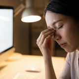眼精疲労はどれくらいで治る？治らない原因と回復期間・対処法を徹底解説