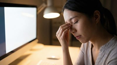 眼精疲労はどれくらいで治る？治らない原因と回復期間・対処法を徹底解説