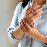 リウマチが「完治した人」は実在する？データで見る寛解率と断薬の可能性