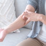 蕁麻疹の原因はストレス？つらい痒みの治し方と「心と肌」の休ませ方