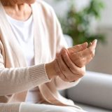 膠原病になりやすい性格はある？ストレスとの関係や心のケアについて解説