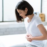 チョコレート嚢胞の原因はストレス？発症の仕組みと心身への影響を正しく理解する