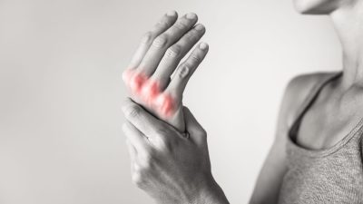 リウマチになりやすい性格はある？ストレスとの関係や発症リスクを解説