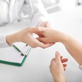 リウマチは何科を受診すべき？内科と整形外科の選び方や専門医の探し方を徹底解説