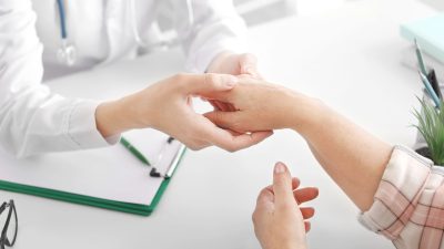 リウマチは何科を受診すべき？内科と整形外科の選び方や専門医の探し方を徹底解説