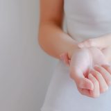 横紋筋融解症の初期症状チェックリスト｜尿の色や筋肉の痛みなど「早期発見」のポイントを解説