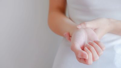 横紋筋融解症の初期症状チェックリスト｜尿の色や筋肉の痛みなど「早期発見」のポイントを解説