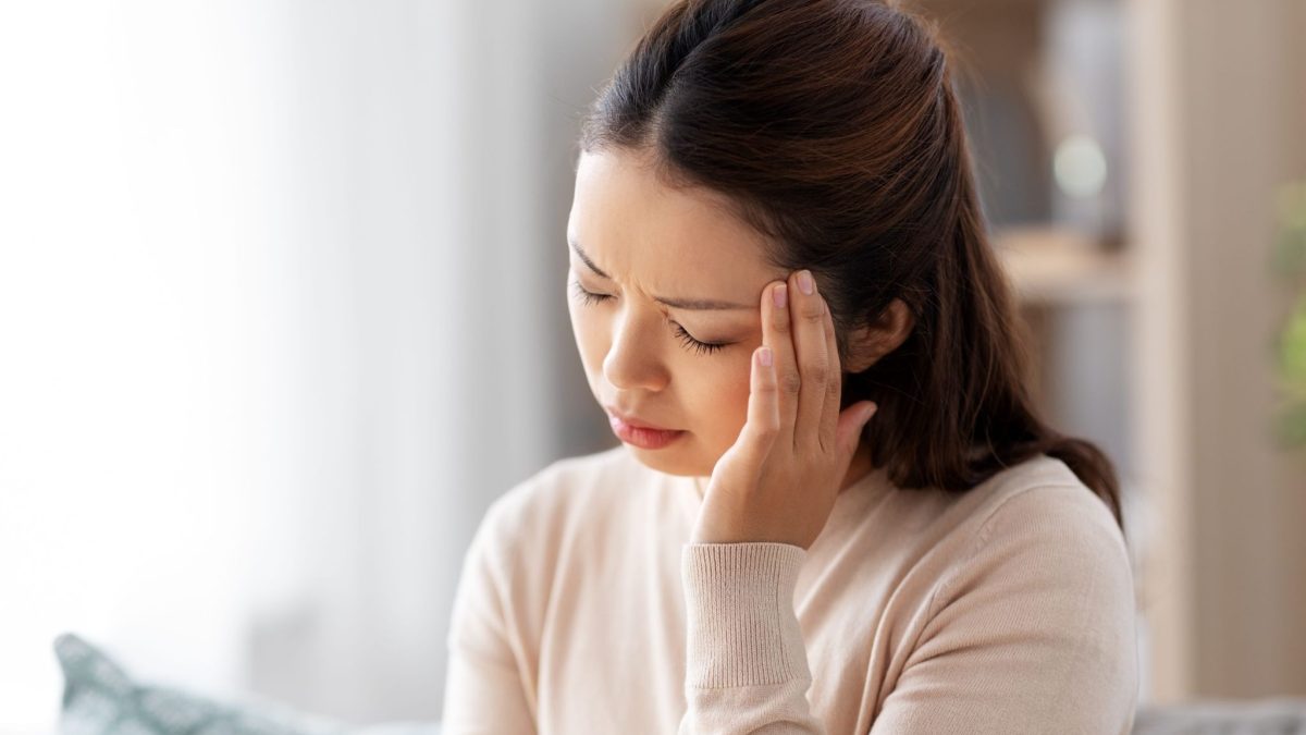 偏頭痛（片頭痛）は冷やすのが正解！効果的な部位と温めてはいけないケースを徹底解説