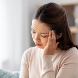 偏頭痛（片頭痛）は冷やすのが正解！効果的な部位と温めてはいけないケースを徹底解説