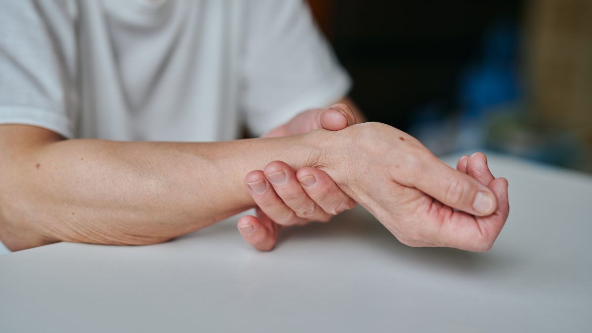 糖尿病による手足のしびれ：その特徴と見逃せないサイン【原因・対処法・受診の目安】