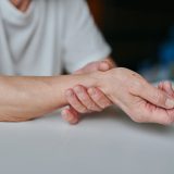 糖尿病による手足のしびれ：その特徴と見逃せないサイン【原因・対処法・受診の目安】