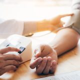 血圧160を放置するとどうなる？リスクと下げるための対処法