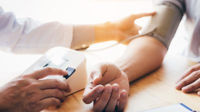 血圧160を放置するとどうなる？リスクと下げるための対処法