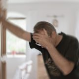 高血圧によるめまい、その場でできる応急処置と危険なサインを見極めるポイント