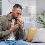 マイコプラズマ肺炎の「うつる確率」はどのくらい？感染経路・期間と家庭での予防策