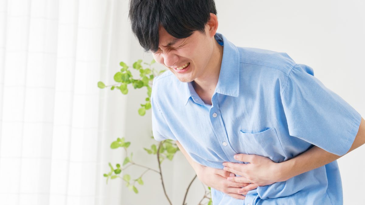 クローン病で顔に出る症状とは？肌荒れ・口内炎・満月様顔貌の原因と対処法