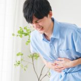 クローン病で顔に出る症状とは？肌荒れ・口内炎・満月様顔貌の原因と対処法
