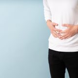 クローン病は日本で何人に一人？最新の患者数・割合と、難病と向き合うあなたへ知ってほしいこと