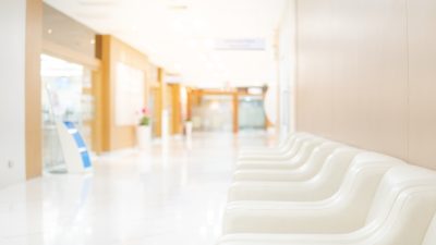 間欠性跛行は何科を受診？症状で見極める適切な医療機関と受診後の流れ