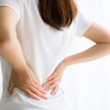 その腰痛、子宮内膜症かも？左右差・生理期間外の痛みに注意
