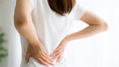 その腰痛、子宮内膜症かも？左右差・生理期間外の痛みに注意